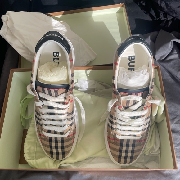 Burberry Brand New 9 US - Picture 5 of 7